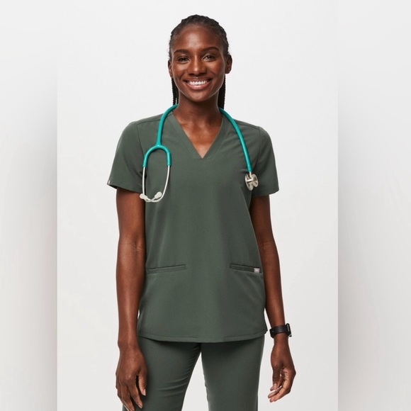 Figs Tops - FIGS Women's Casma 3-Pocket Scrub Top in Moss Green. Size: XS. Like new.